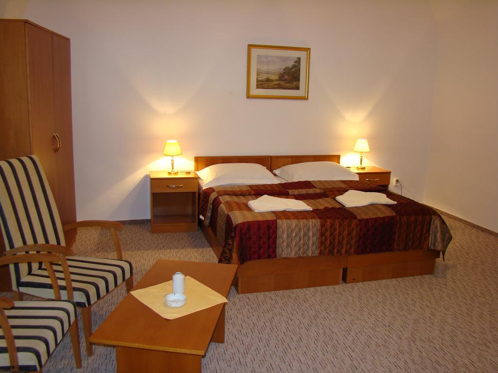 Hotel Saint Petersburg Карлови Вари Екстериор снимка