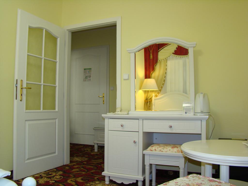 Hotel Saint Petersburg Карлови Вари Екстериор снимка